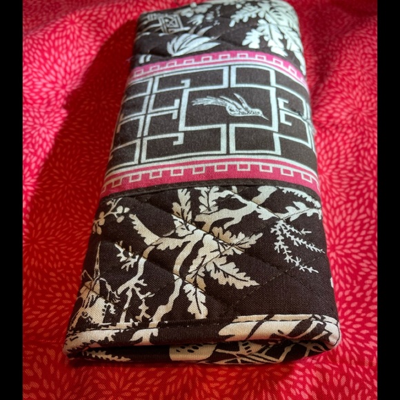 Vera Bradley’s Imperial Style Magnetic Snap Folding Clutch - Picture 4 of 11